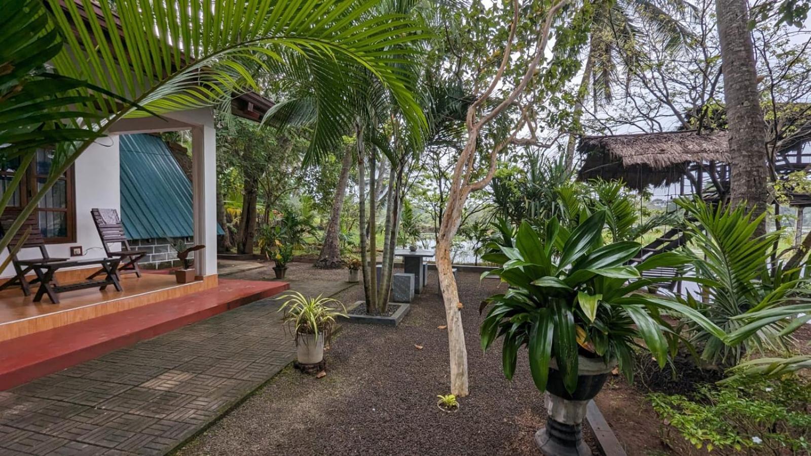 Lake Wind Habarana Bilik gambar
