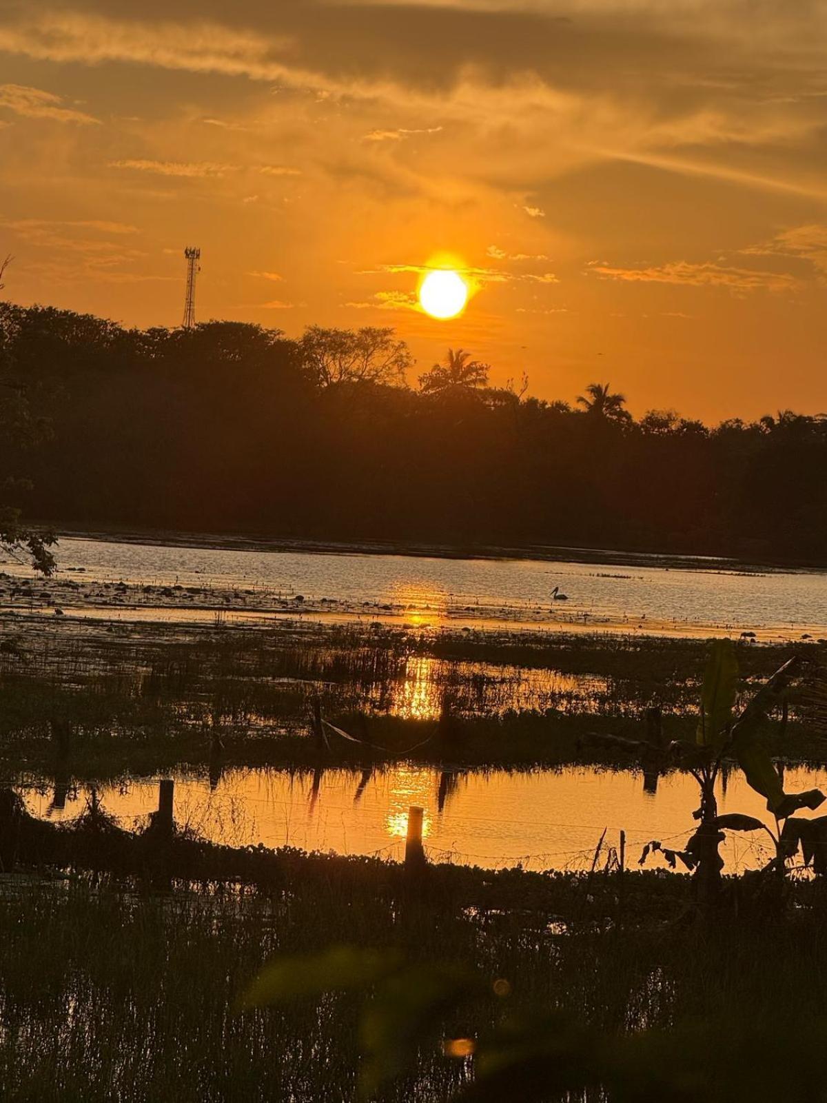 Lake Wind Habarana Luaran gambar